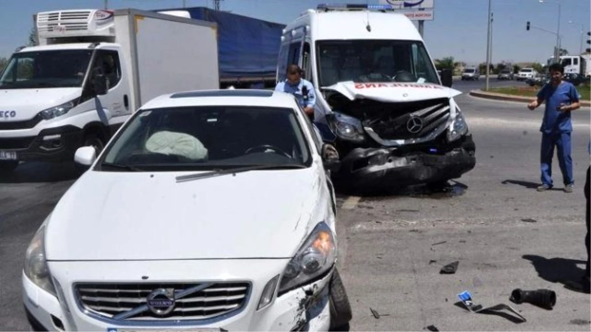 Ambulansla Otomobil Çarpıştı: 5 Yaralı