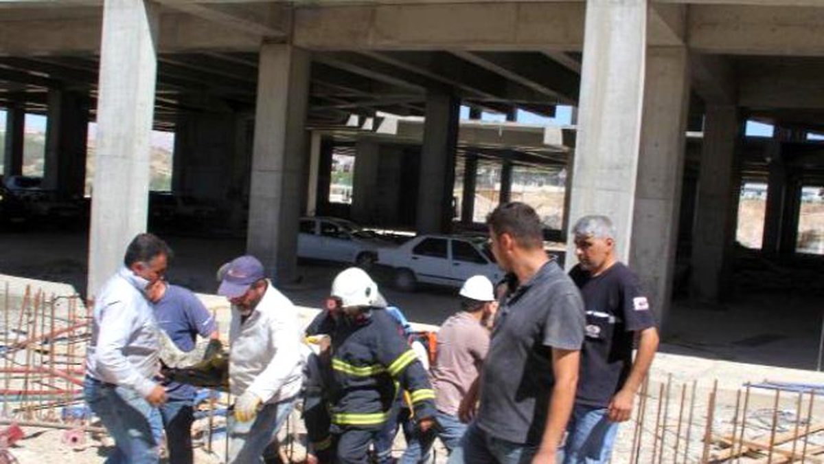 Avm İnşaatında Beton Dökülürken Kat Çöktü: 5 İşçi Yaralandı
