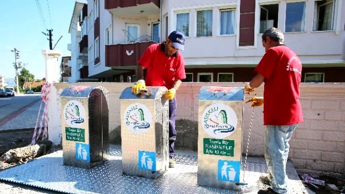 Başiskele Belediyesi Belirlenen Yerlere Yeraltı Çöp Konteynerlerini Monte Ediyor