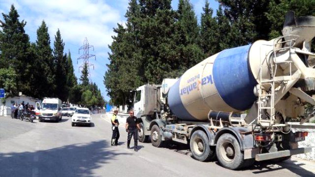 Beton Mikseri Motorlu Polis Ekibine Çarptı: 2 Yaralı