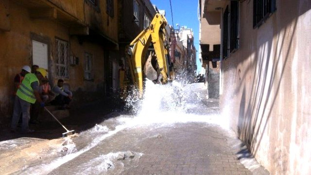 Boru Patlayınca Mahalle Sular Altında Kaldı