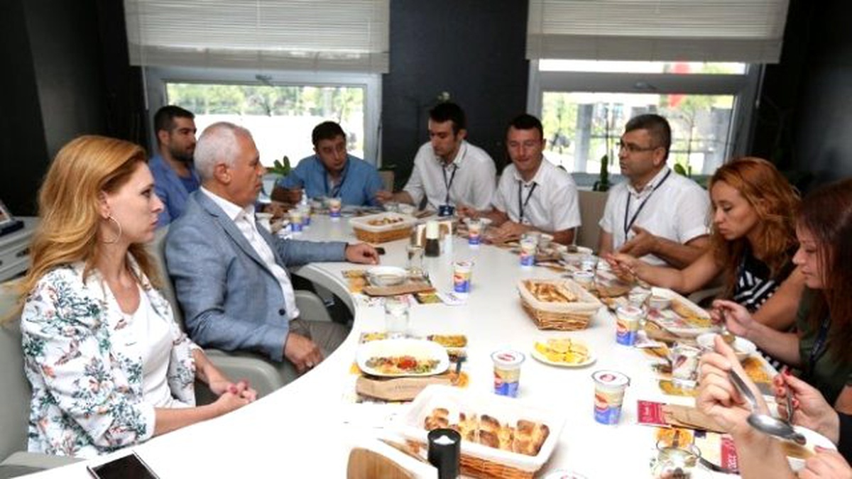 Bozbey Öğle Yemeğini Personelle Yedi