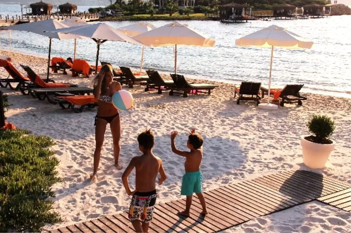Çağla Şıkel Çocuklarıyla Bodrum\'da Tatil Yapıyor