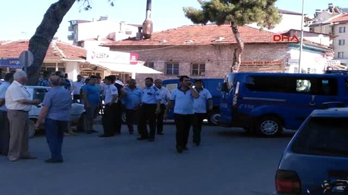 Denizli Çal\'da, Şanlıurfalı Mevsimlik İşçilerle 200 Kişilik Grup Arasında Arbede Çıktı