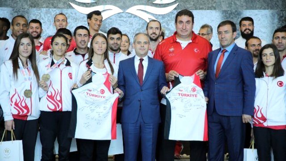 Gençlik ve Spor Bakanı Akif Çağatay Kılıç\'tan \'Devşirme Sporcu\' Yanıtı