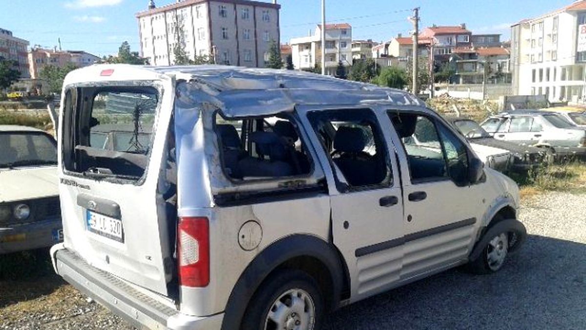 Hafif Ticari Araç Tarlaya Devrildi: 1 Yaralı