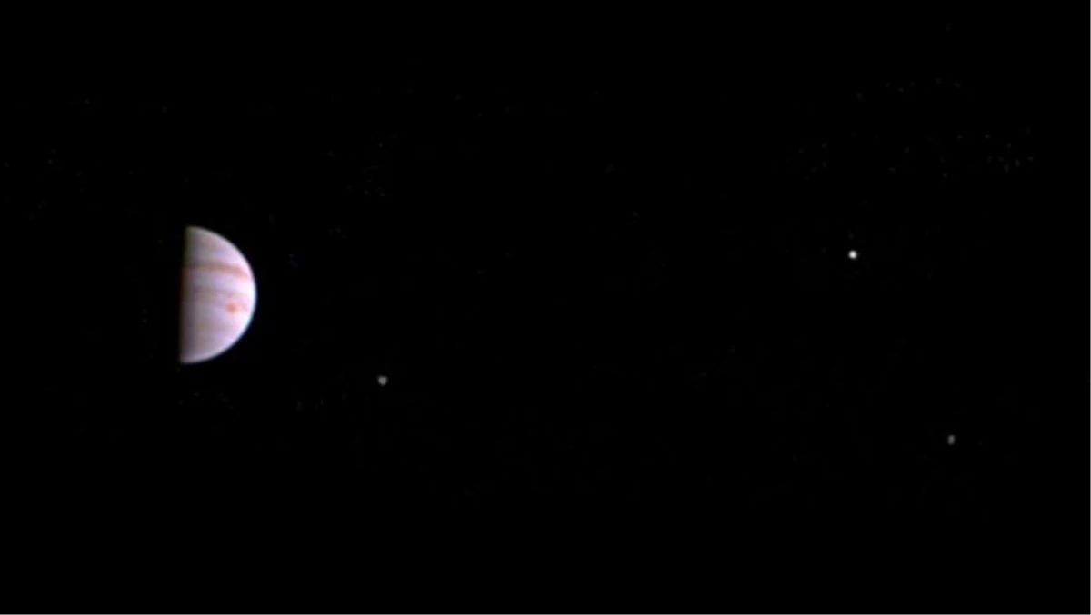 İşte Juno\'nun Dünyaya Gönderdiği İlk Fotoğraf