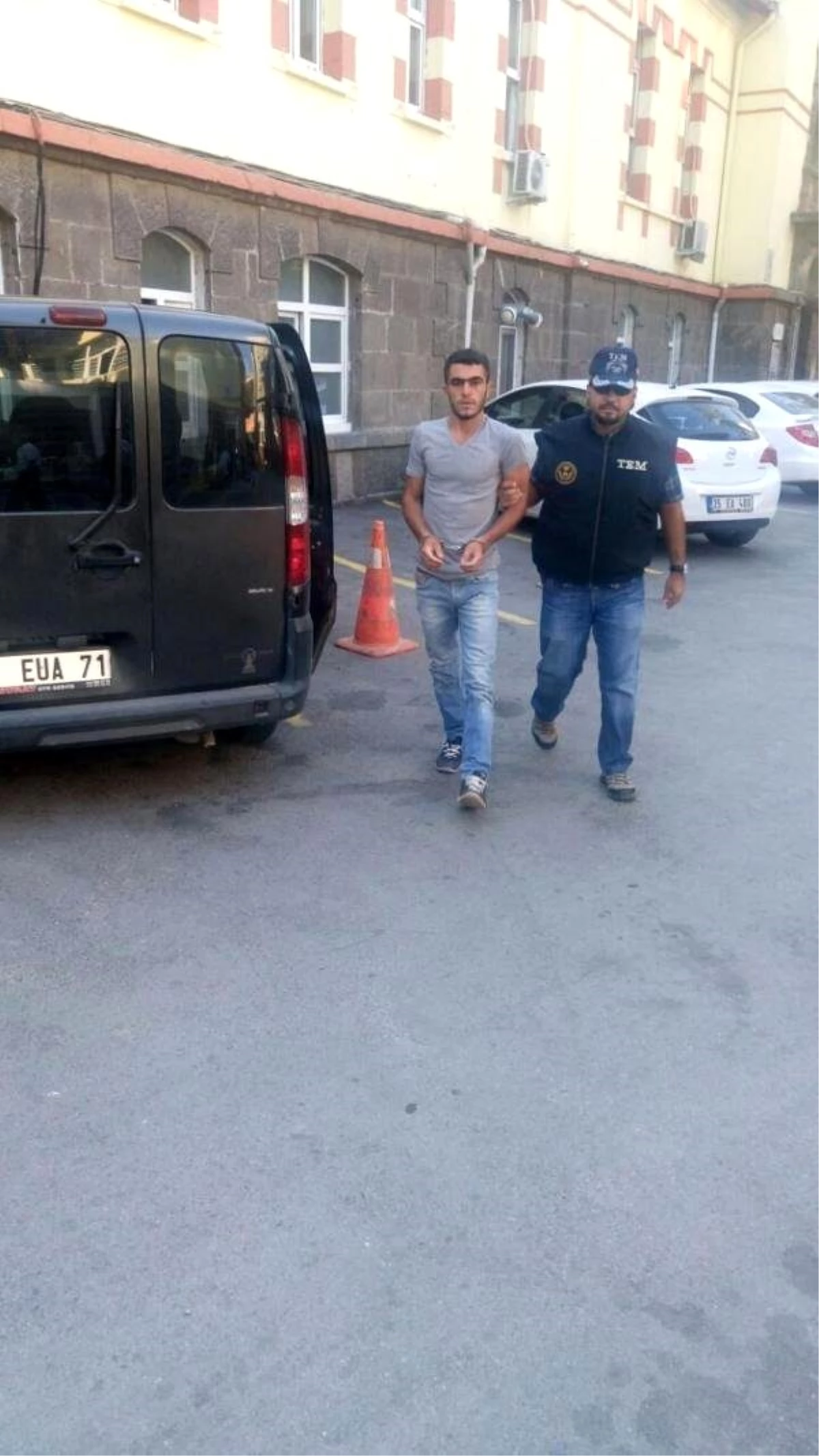 İzmir\'de PKK Operasyonu: 11 Gözaltı