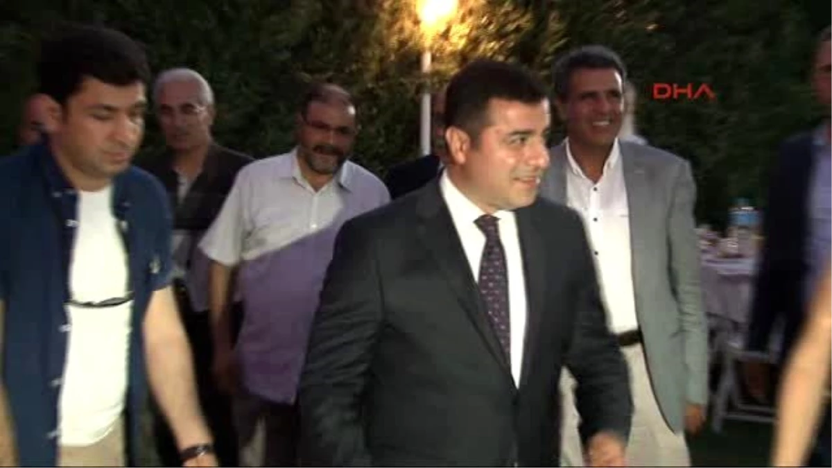 İzmir Hdp Genel Başkanı Selahattin Demirtaş, İzmir\'de Partililerle Buluştu -1