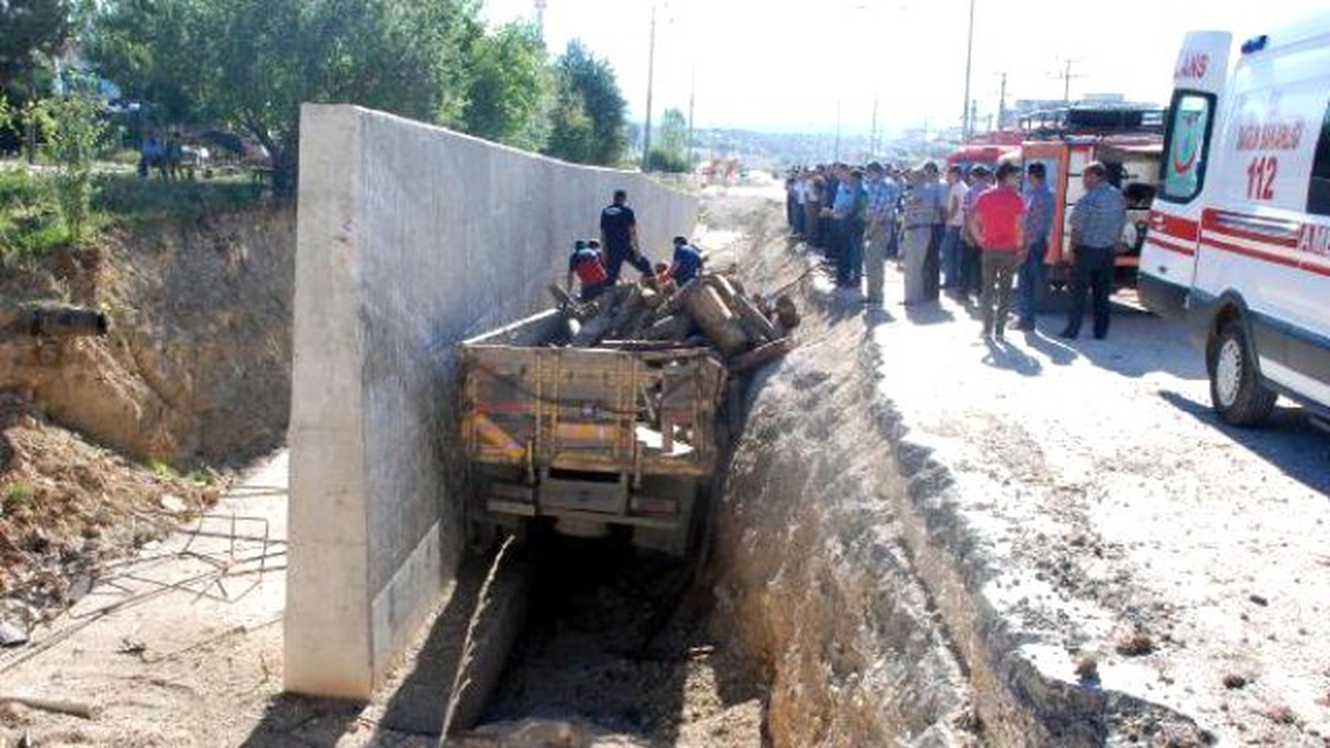 Kaza Yapan Kamyonda Sıkışan Yaralı 3 Saatte Kurtarıldı