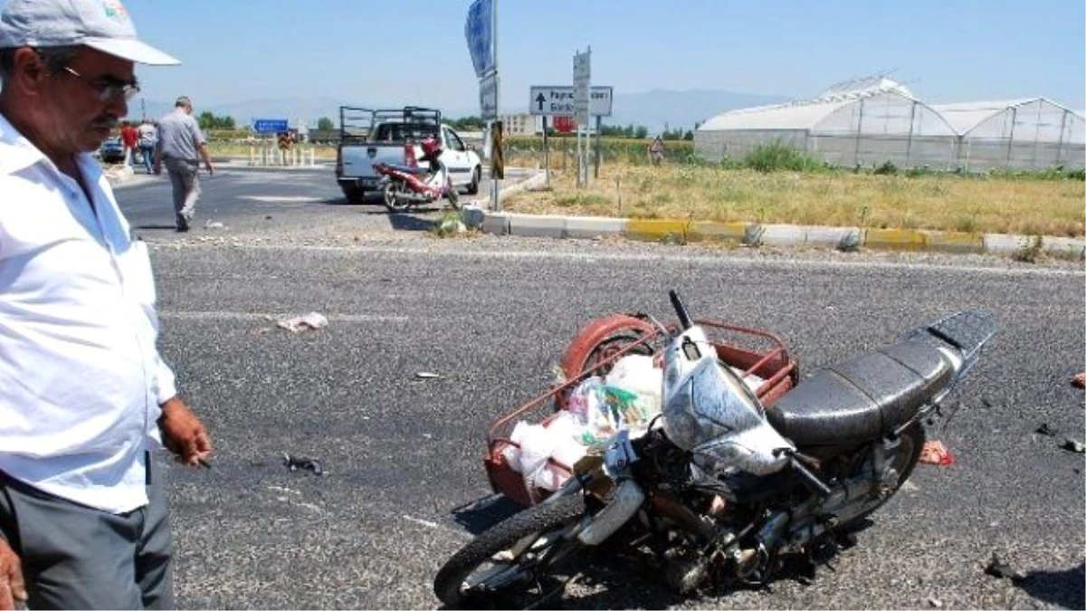 Motosiklet Kamyonetle Çarpıştı: 4 Yaralı