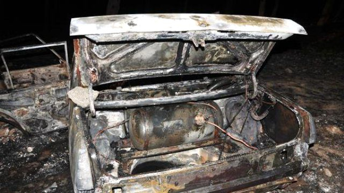 Ormanlık Alandaki Otomobil Alev Aldı