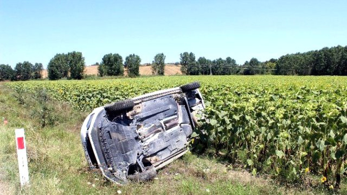 Otomobil Ayçiçek Tarlasına Uçtu: 2\'si Ağır 6 Yaralı
