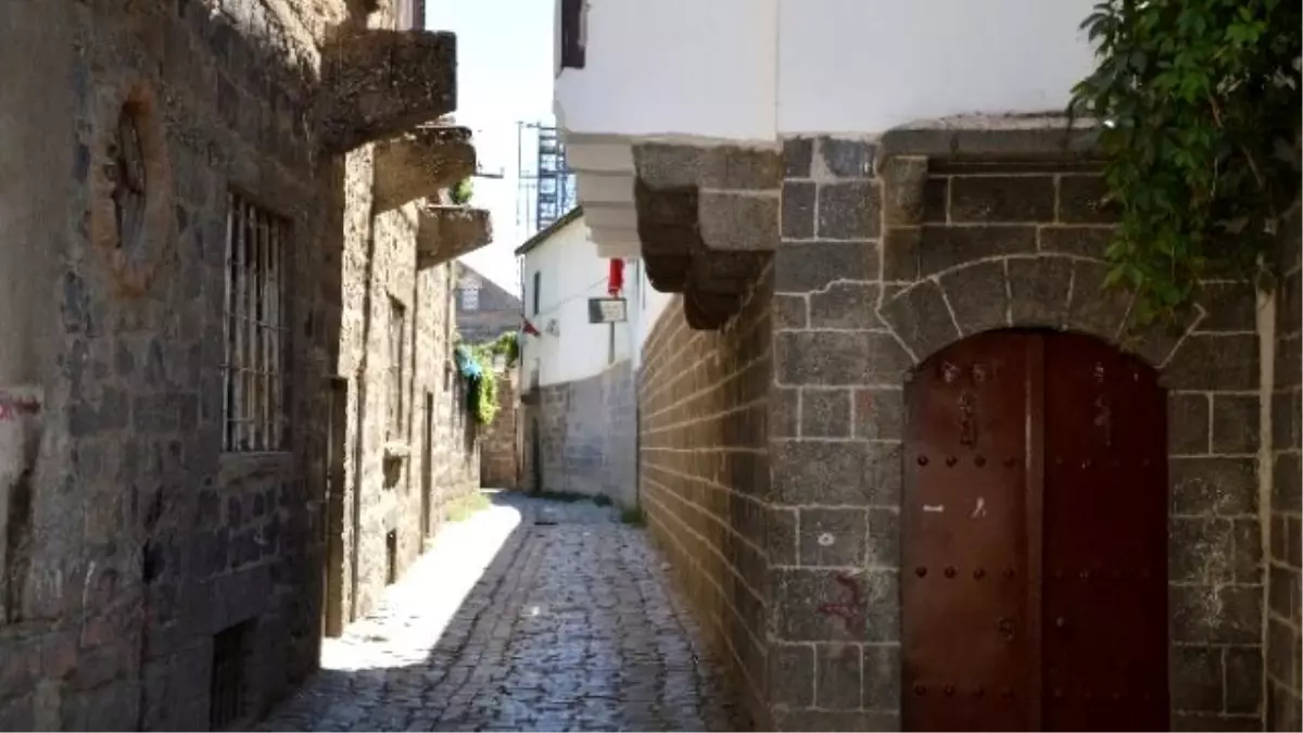 Sur'un Tarihi Mekanları Kapanma Noktasına Geldi