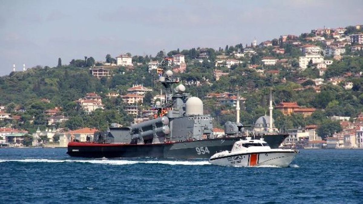 Rus Savaş Gemisi İstanbul Boğazı\'ndan Geçti