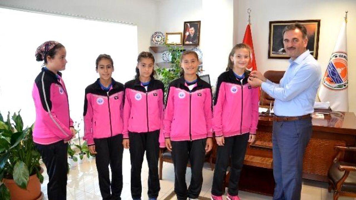Şampiyon Sporculara Altın