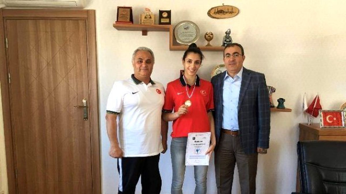 Taekwondo Şampiyonu İpek Çiğdem\'den İl Müdürü Ünlüer\'i Ziyaret Etti