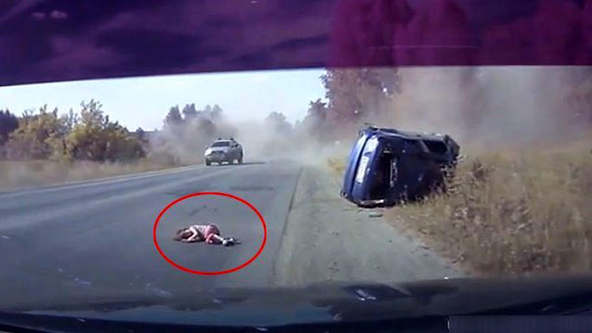 Takla Atan Araçtan Fırlayan Küçük Kız Mucize Eseri Kurtuldu