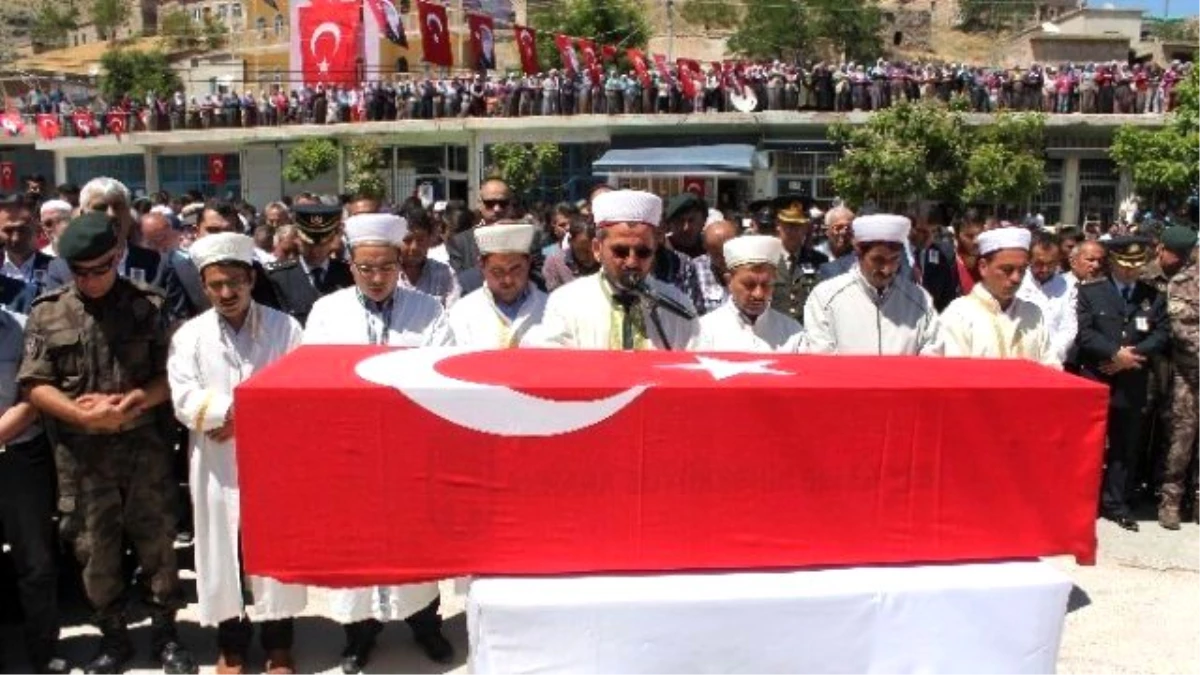 Tedavi Gördüğü Hastanede Şehit Olan Polis Memuru Toprağa Verildi