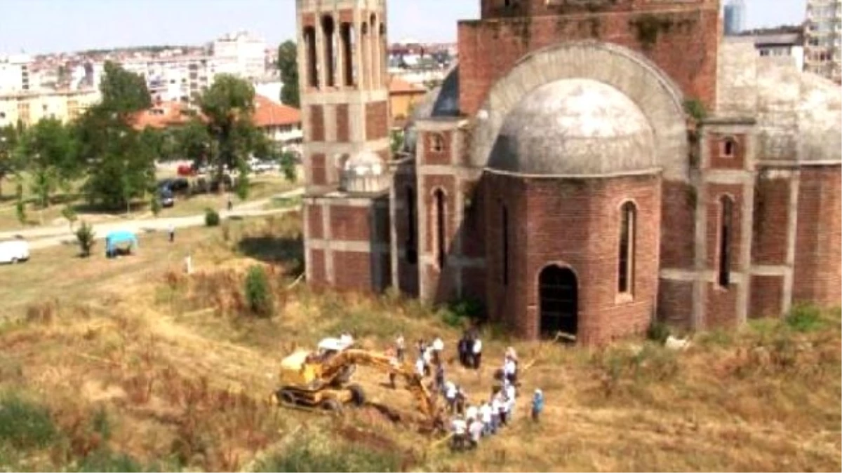 Toplu Mezar İddiası Üzerine Kosova\'da Kazılar Başladı