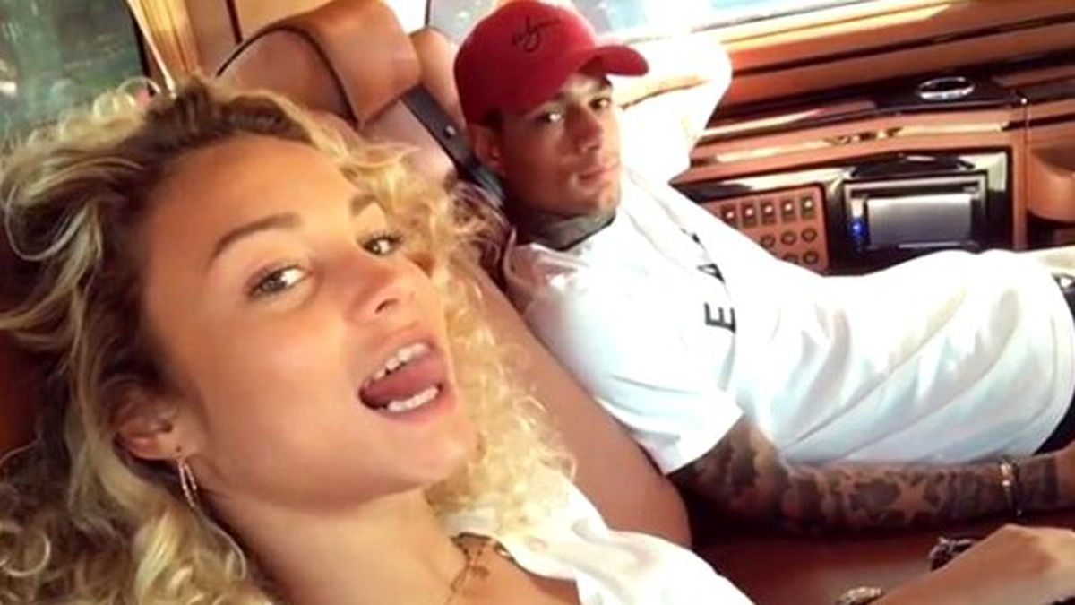 Van der Wiel'in Sevgilisi, Trafikte Sıkıntıdan Video Çekti, Twitter Sallandı