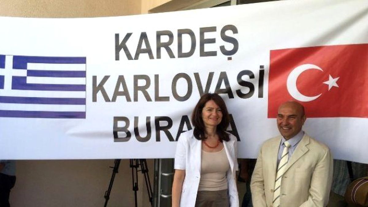 Yunan Kafilesi Seferihisar\'da Çiçeklerle Karşılandı