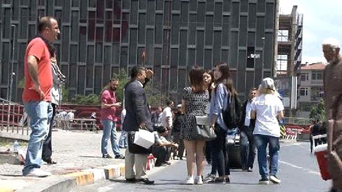 Taksim'de Şüpheli Çanta Paniği Yürekleri Ağza Getirdi