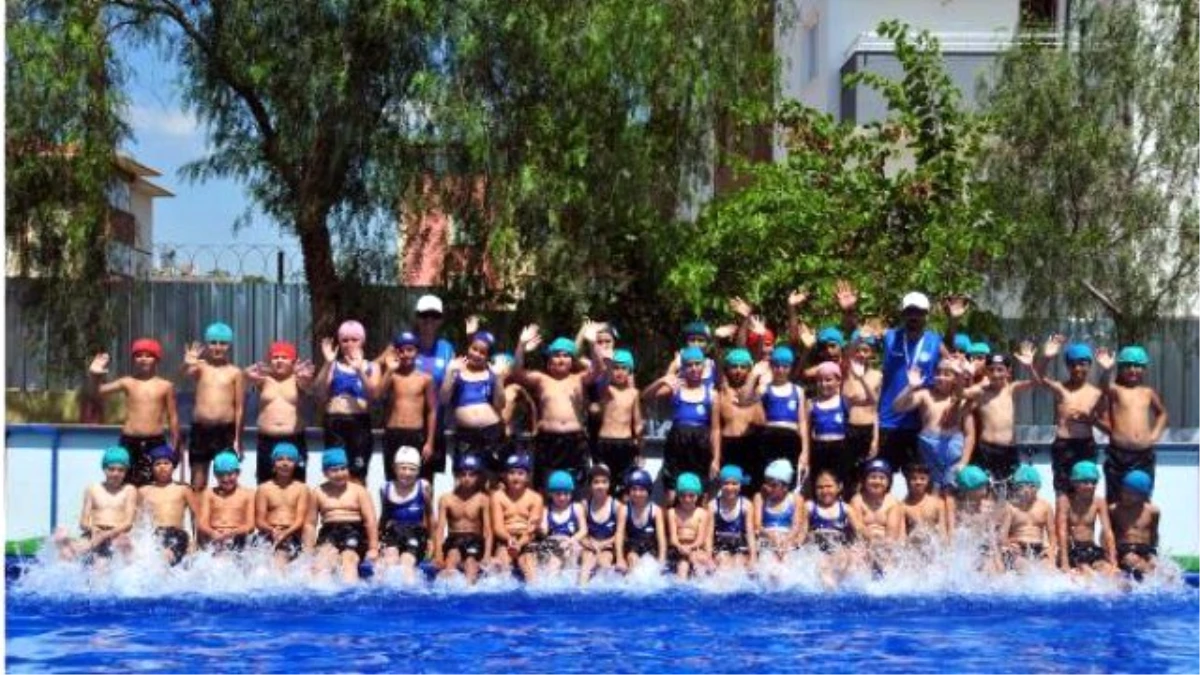 Adana\'da Çocuklar Portatif Havuzlarda Yüzme Öğrenip Serinliyor