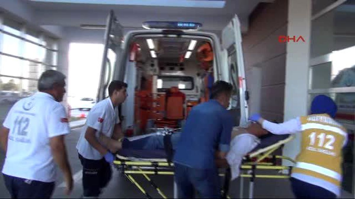 Adıyaman Otomobil Şarampole Devrildi 3 Yaralı