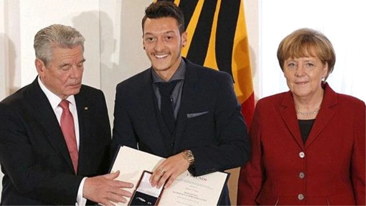 Almanya Başbakanı Merkel, Mesut Özil\'e Sahip Çıktı