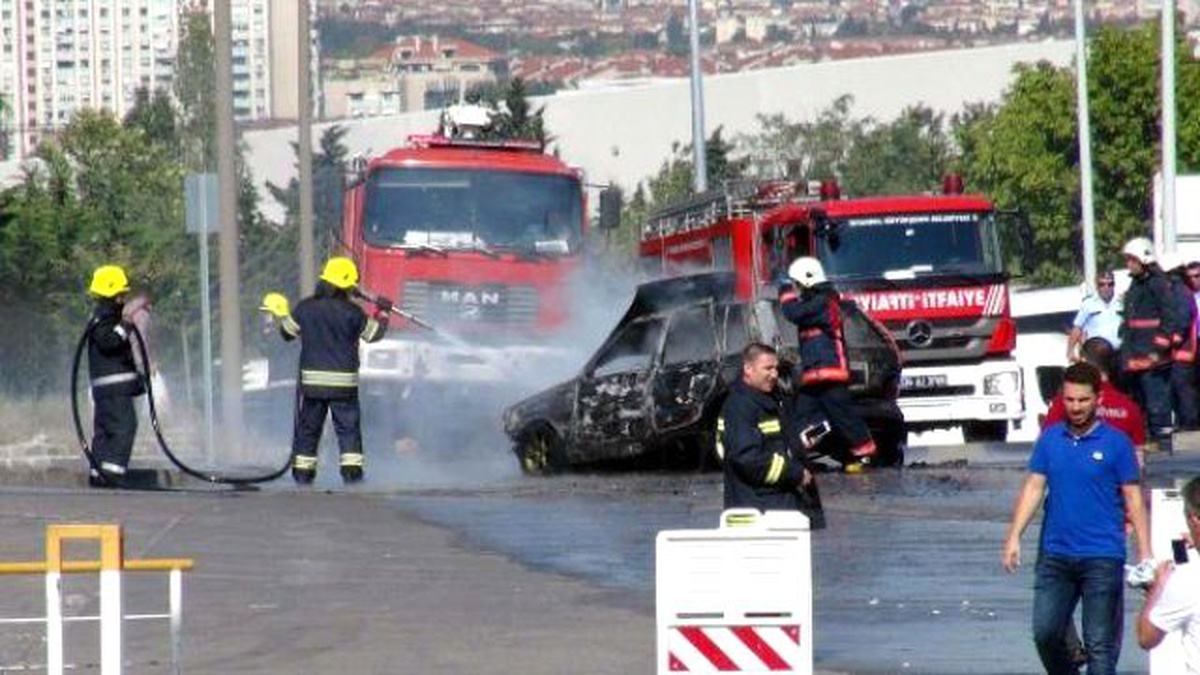 Atatürk Havalimanı Açık Otoparkta Otomobil Yandı, İçindekiler Yara Almadan Kurtuldu