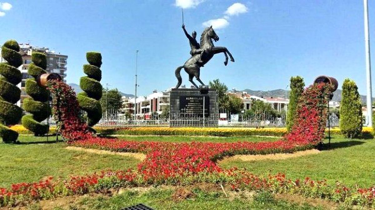 Aydın\'da Çiçek Şelalesi Dikkat Çekiyor