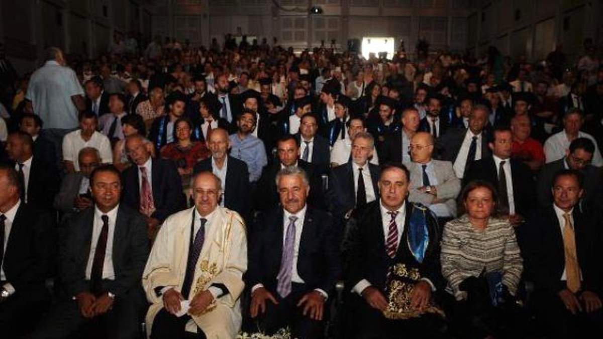 Bakan Arslan Okuduğu Fakültenin Mezuniyet Törenine Katıldı