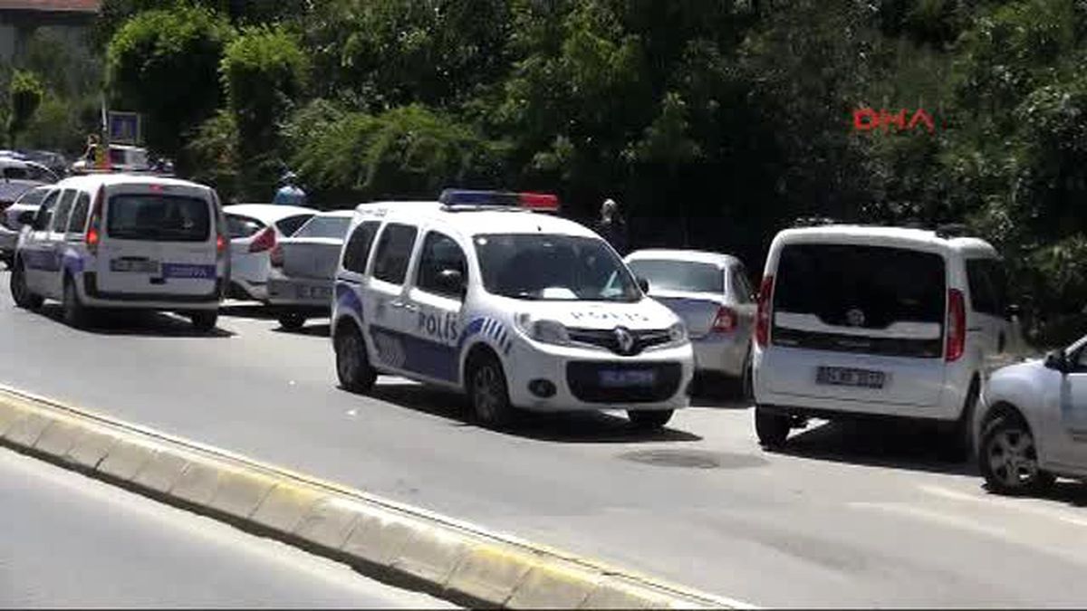 Çekmeköy Belediye Binası Önünde Hareketli Dakikalar
