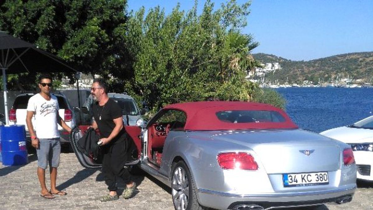 Cem Yılmaz Milyonluk Otomobiliyle Bodrum Sokaklarında