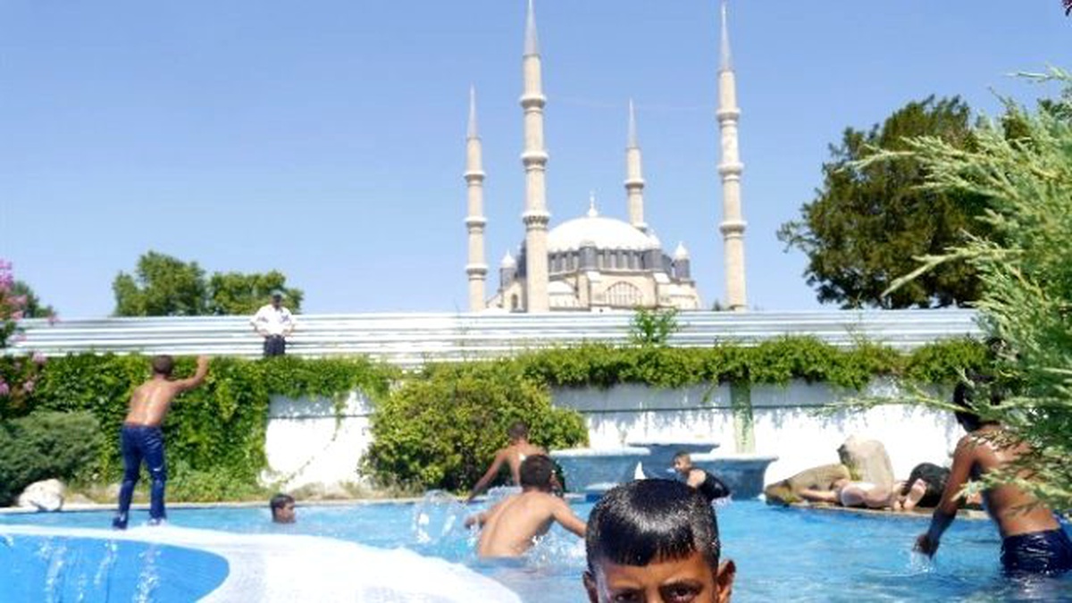 Çocuklar Süs Havuzlarında Serinliyor