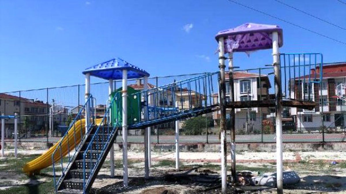 Çorlu\'da Parktaki Oyun Grupları ve Spor Aletleri Yakıldı