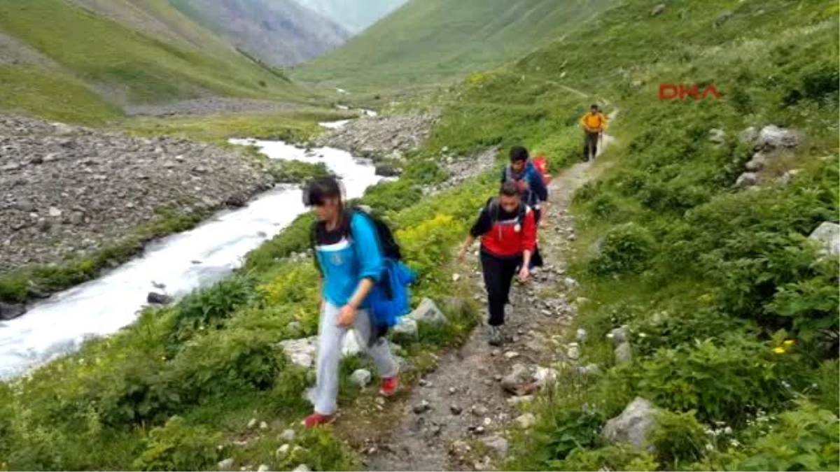 Erzurum Dağcılar, Temmuz Ayında Buzlarla Kaplı Kaçkarlar\'ın Zirvesine Çıktı