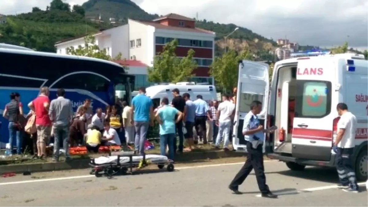 Giresun\'da Yolcu Otobüsü ile Tır Kaza Yaptı: 4 Yaralı