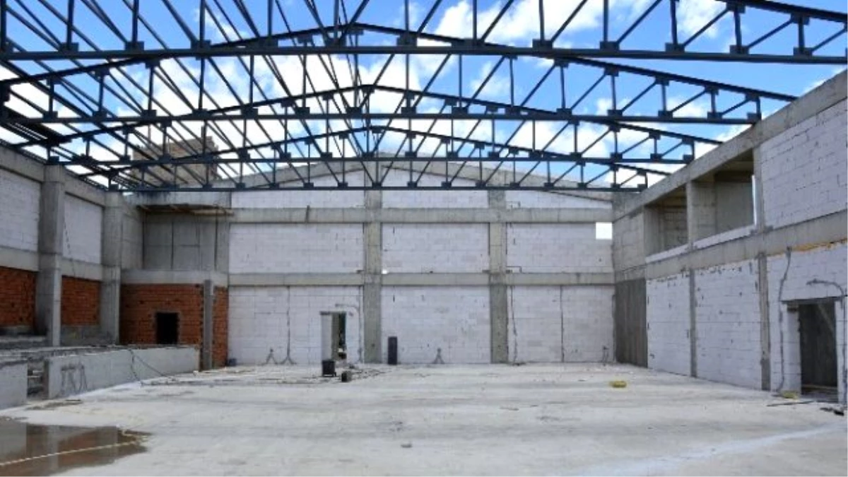 Hayrabolu\'da Kapalı Spor Salonu İnşaatı Sürüyor