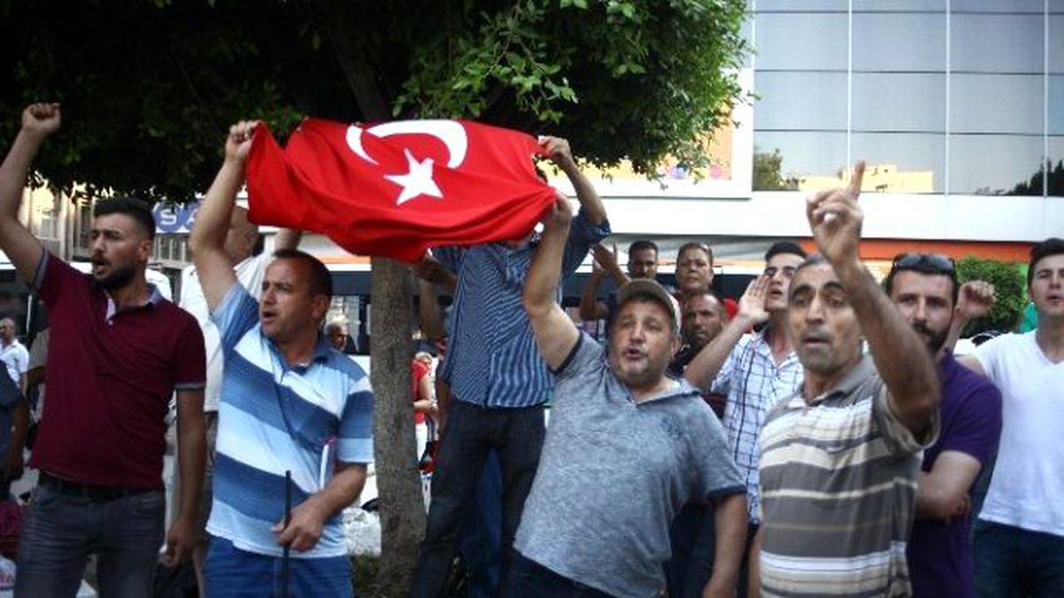 HDP\'nin Basın Açıklamasına Türk Bayraklı Protesto
