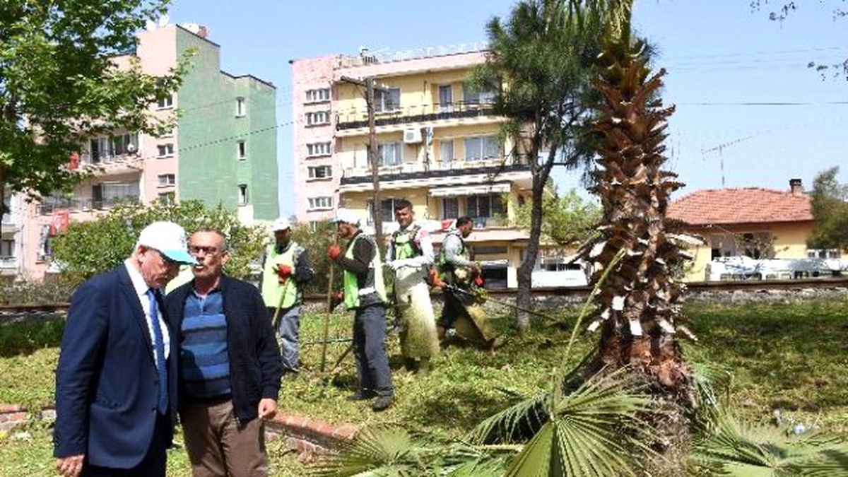İncirliova Belediyesi Aydın-İzmir Karayolunu Temizledi