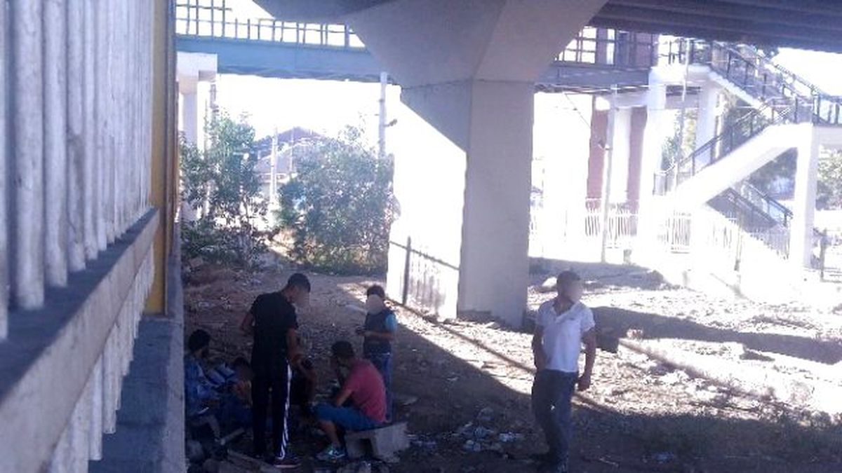 İzmir\'in Göbeğinde Güpegündüz Uyuşturucu Kullanıyorlar