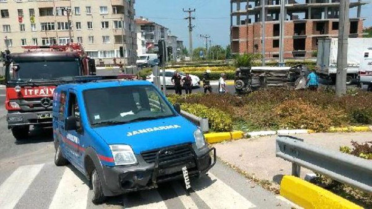 Jandarma Aracına Çarpan Ticari Araç Devrildi: 2 Yaralı