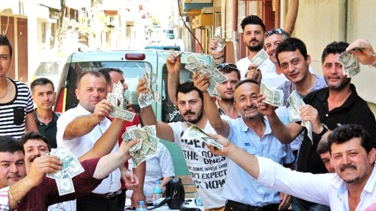 Müzisyenler Sokak Ortasında 5 Bin Doları Yaktı