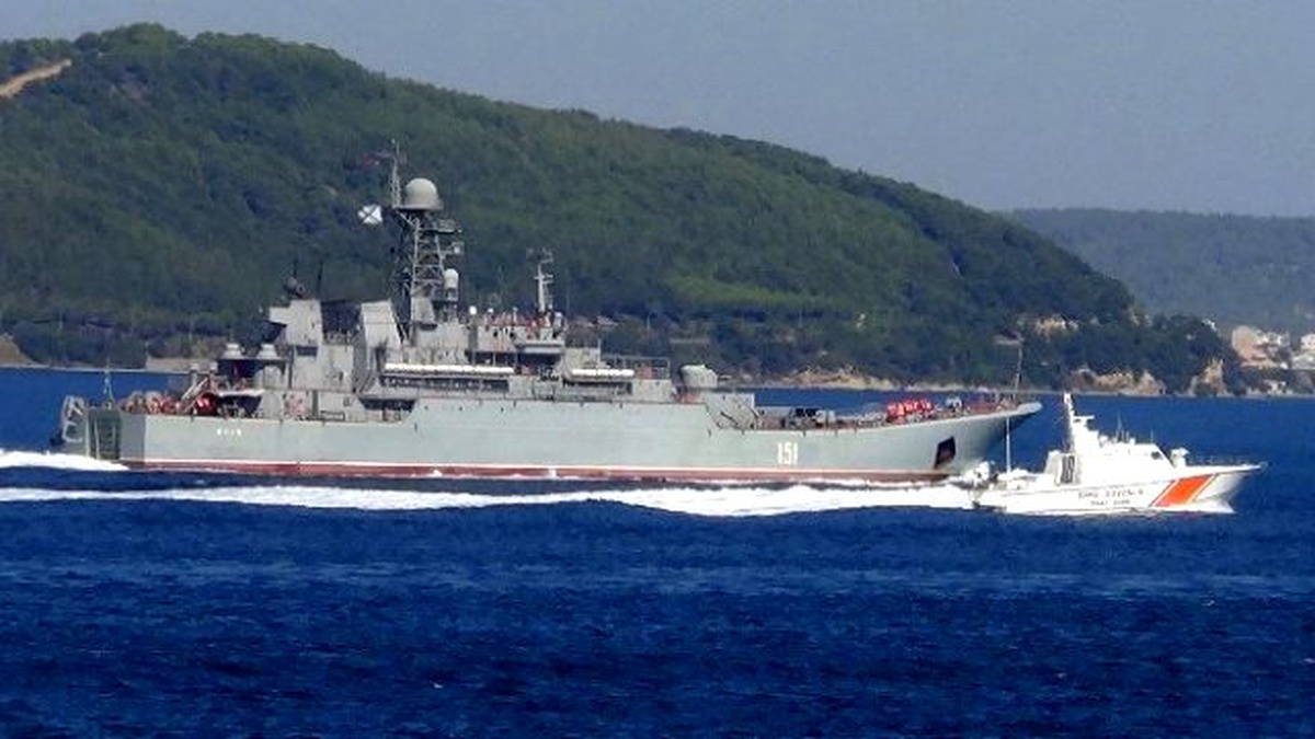 Rus Savaş Gemisi Çanakkale Boğazı\'ndan Geçti
