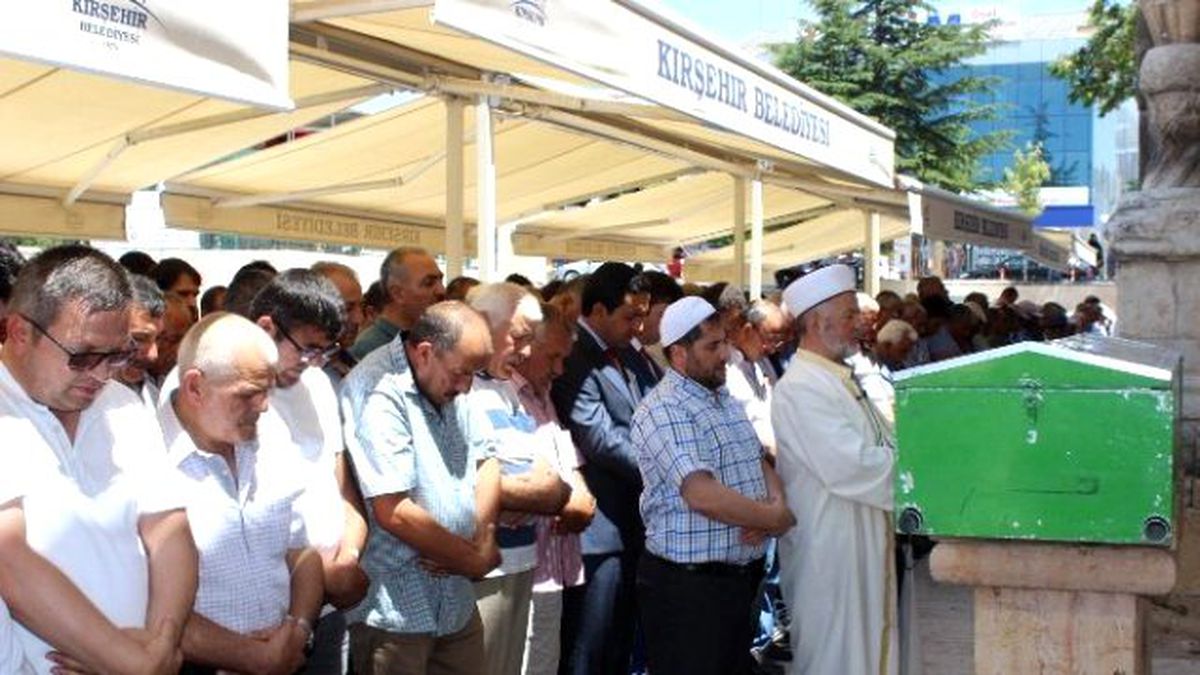 Sakarya\'da Evinde Ölü Bulunan Buğra Çakır Memleketinde Defnedildi