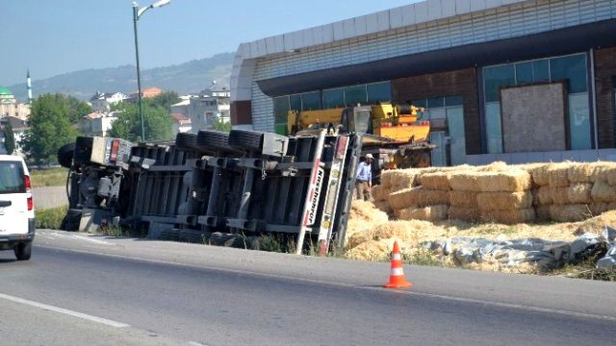 Saman Yüklü Tır İşte Böyle Devrildi...