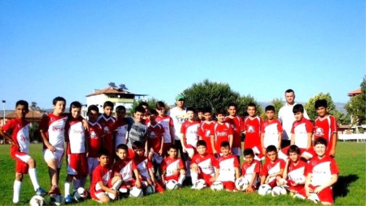 Sarıgöl\'de Yaz Futbol Okuluna Büyük İlgi