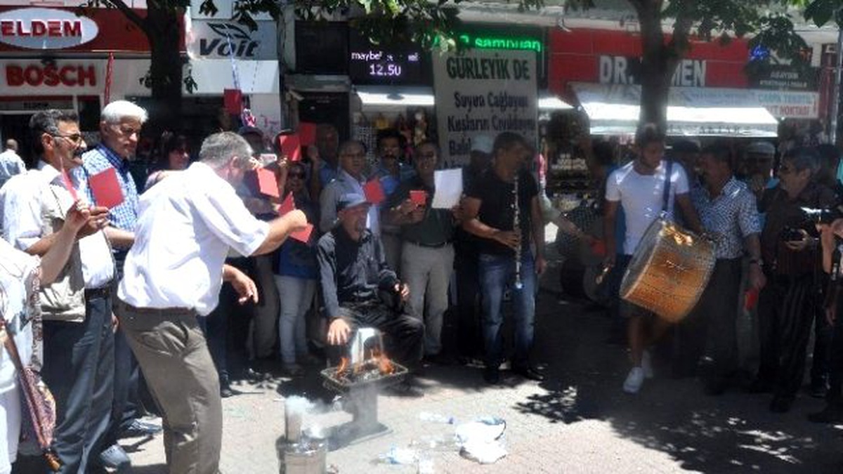 Şehrin Göbeğinde Mangal Yakıp Davul Zurna Çaldılar